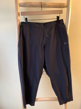 Nike Dri Fit Women’s Large Cropped Black Stretch Waist Pull On Athletic Joggers